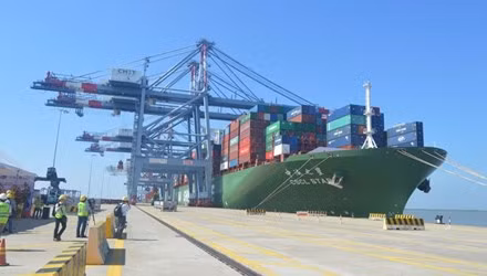Sáng 29/10, cảng CMIT đã tổ chức lễ đón con tàu CSCL Star của hãng China Shipping là một trong những tàu container lớn nhất thế giới với trọng tải trên 14,000TEU do liên minh Ocean Three (gồm 3 hãng tàu là CMA-CGM, CSCL và UASC) khai thác trên tuyến dịch vụ Á-Âu.