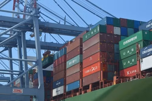 Hàng ngàn thùng hàng container chất cao trên tàu.