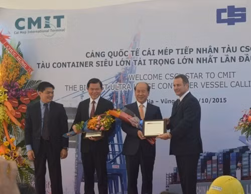 Đại diện CSCL trao hoa và quà lưu niệm cho Chủ tịch tỉnh Bà Rịa-Vũng Tàu và Thứ trưởng Bộ Giao thông Vận tải.