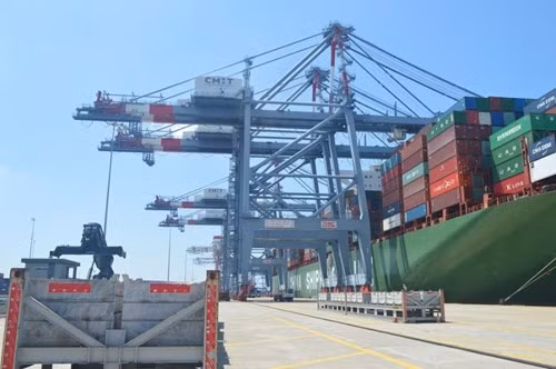 Trong lần cập cảng này, 130 container sẽ được chuyển từ cảng CMIT đi Châu Âu.