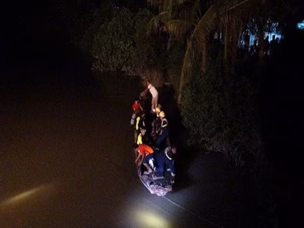 Vì trời tối nên việc tìm kiếm thi thể nạn nhân gặp nhiều khó khăn - Ảnh: Vietnamnet.