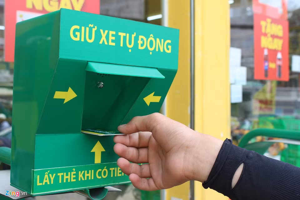 Khi muốn lấy xe, người mua hàng chỉ việc đưa thẻ vào vị trí ban đầu là "ngàm" khóa xe tự động mở.