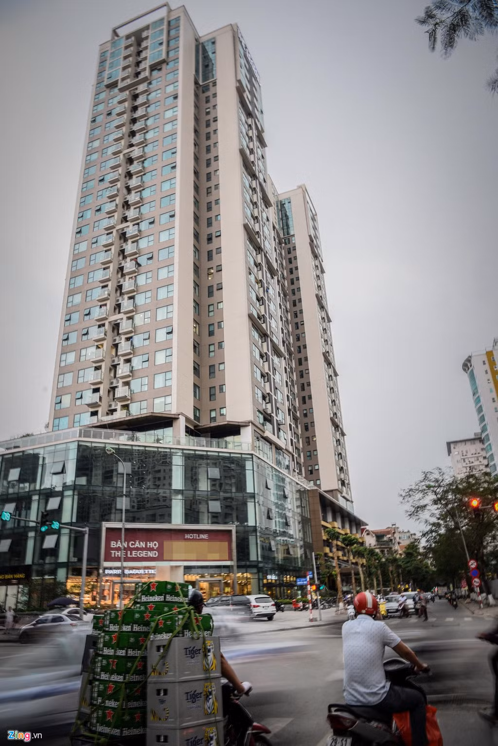 Vào giờ cao điểm, đường Nguyễn Tuân thường xuyên xảy ra ùn tắc với mật độ phương tiện và người di chuyển cao. Các điểm giao cắt gây ùn tắc lớn là nút giao Nguyễn Huy Tưởng, Nguyễn Trãi và Lê Văn Lương.