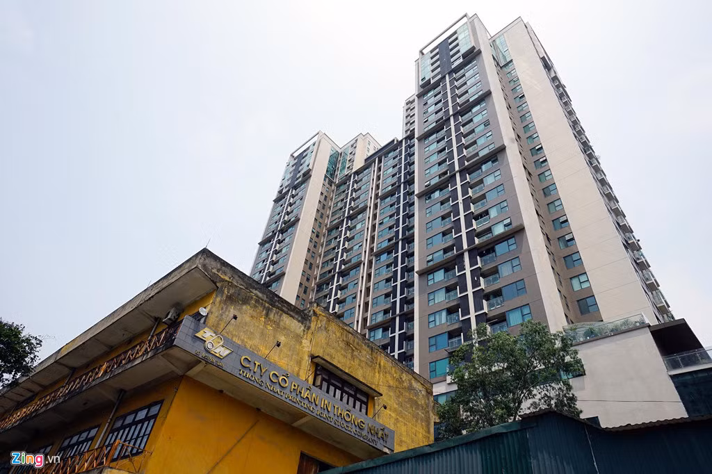 Khu vực này là nơi tập trung nhiều nhà máy trước khi bị di dời ra ngoại thành. Quỹ đất xây dựng chung cư dọc đường Nguyễn Tuân chủ yếu xuất phát từ các nhà máy cũ.