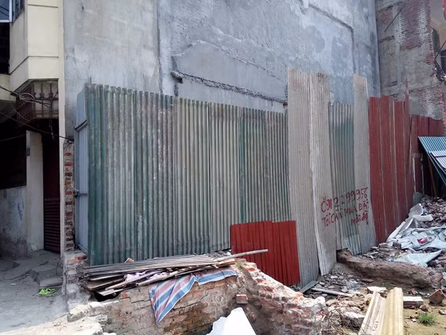 Trên đường Trường Chinh, công tác GPMB mở rộng tuyến đường đang được triển khai rầm rộ. Tuy nhiên, nhiều phần đất sau giải tỏa chỉ còn rất nhỏ.