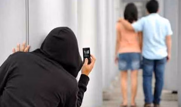 Tá hỏa khi nhìn thấy người yêu lâu năm ôm hôn anh nuôi - Hình 2 Ta hoa khi nhin thay nguoi yeu lau nam om hon anh nuoi-Hinh-2