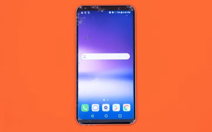 LG V30 bị nứt màn hình khá mạnh sau khi thả rơi úp mặt và thả rơi từ cạnh lên bề mặt bê tông ở độ cao 1,8 mét. Thậm chí phần camera trước cũng hư hại nhưng điện thoại thì dùng được bình thường. V30 chống nước nên có thể “tồn tại” được cú thả rơi vào toilet nhưng sau đó ghi nhận việc mất âm thanh. (Điểm: 6/10)