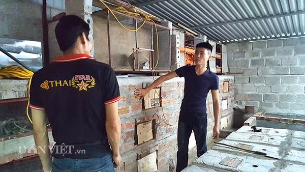 Anh Hoàng Minh Đức (phải) đang hướng dẫn cách xây chuồng trại rắn cho anh Nông Hữu Du (huyện Cao Lộc- Lạng Sơn) để anh Du học tập phát triển mô hình nuôi rắn.
