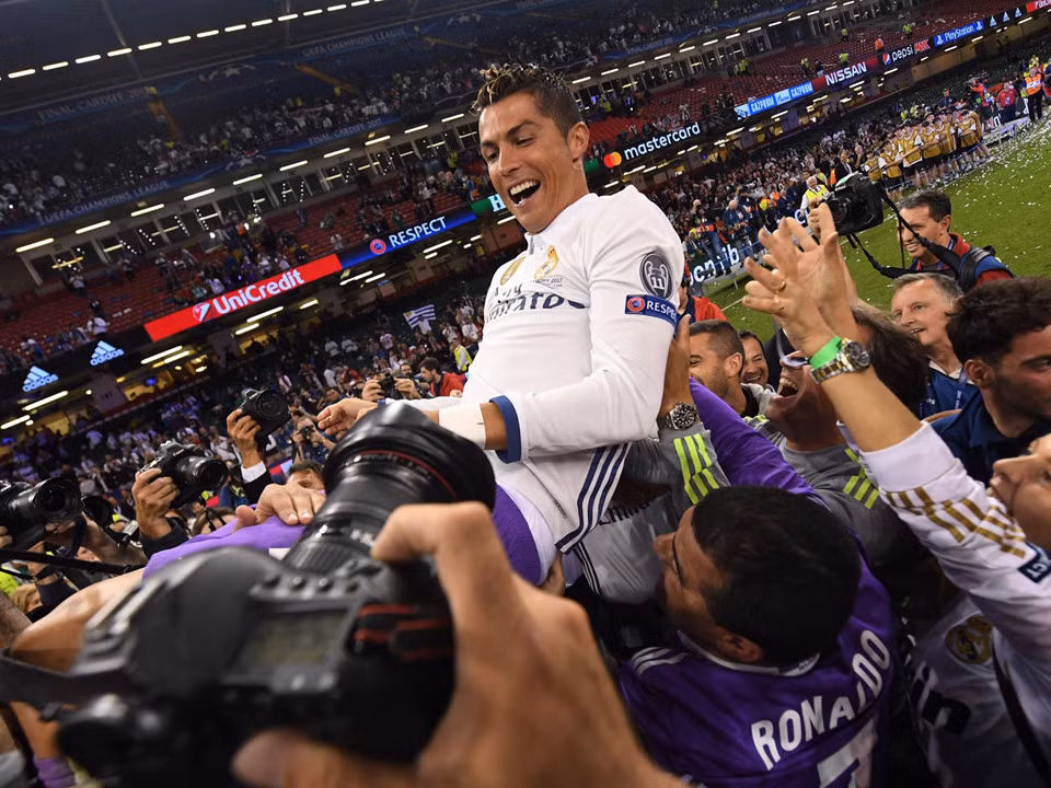 Là một trong những ngôi sao bóng đá nổi tiếng nhất hành tinh, Cristiano Ronaldo có thu nhập khủng không chỉ từ việc đá cho các câu lạc bộ, mà còn từ hợp đồng quảng cáo với các nhãn hàng toàn cầu. Theo Forbes, ngôi sao 33 tuổi này sở hữu khối tài sản 108 triệu USD trong 12 tháng qua, là vận động viên có thu nhập cao thứ 3 thế giới năm 2018, sau Floyd Mayweather và Lionel Messi.