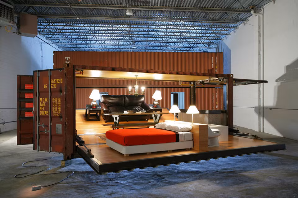 "Push Button House" (2007) Căn phòng thiết kế trong container này lần đầu được ra mắt tại Venice Biennale vào năm 2007. "Push Button House là căn nhà đầu tiên được ứng dụng công nghệ robot và điều khiển bằng máy tính của chúng tôi", kiến trúc sư Kalkin - tác giả công trình này cho biết.