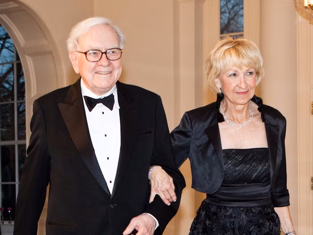 Tỷ phú thế giới, nhà đầu tư huyền thoại Warren Buffett và vợ Astrid Menks kết hôn vào năm 2006, nhân dịp sinh nhật thứ 76 của ông. Họ đã sống với nhau từ năm 1978, khi người vợ thứ nhất Susan giới thiệu cho Buffett trước khi bà qua đời vì bệnh ung thư. Đám cưới khá giản dị diễn ra tại chuỗi nhà hàng hải sản bình dân Bonefish Grill. Ảnh: Getty Images.