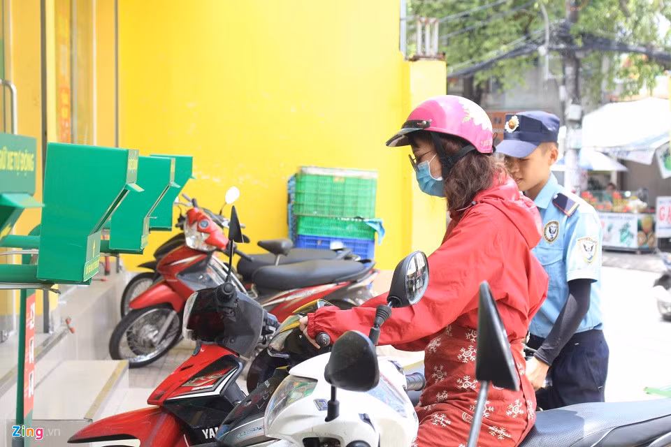 Với những người lần đầu sử dụng hệ thống giữ xe tự động, nhân viên bảo vệ cũng phải hỗ trợ cho họ quen với hình thức này.