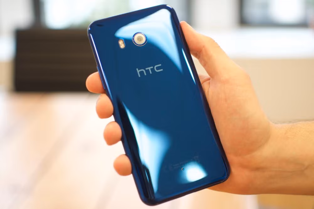 HTC U Ultra "đại náo" cả làng di động với giá sốc. HTC U Ultra "đại náo" cả làng di động với giá sốc.