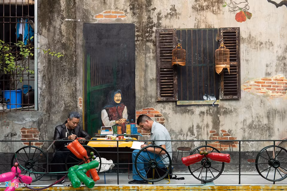 Nhiều bức bích họa được trang trí trên tường tạo không gian gần gũi mang hơi thở của Hà Nội.
