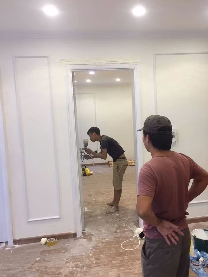 Nhiều nhân công được huy động để thi công căn nhà