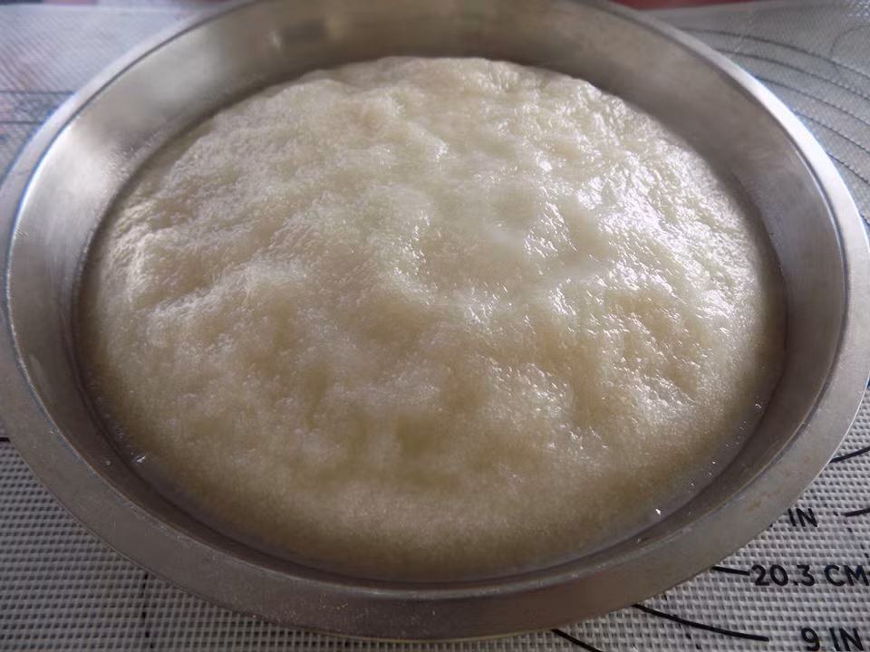 Bánh bò cốt dừa được rất nhiều người yêu thích bởi thơm ngon, dễ ăn.
