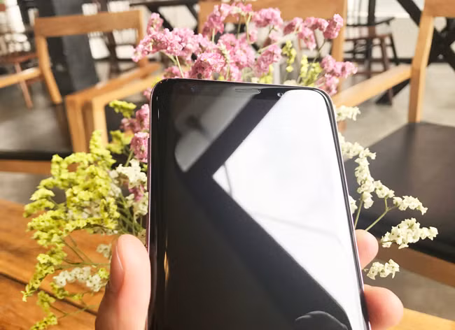 Galaxy S9 và S9+ còn đi kèm với ứng dụng SmartThings mới, có nhiệm vụ kết nối các dịch vụ IoT (kết nối vạn vật) hiện có của Samsung thành một trải nghiệm thông minh liền mạch.