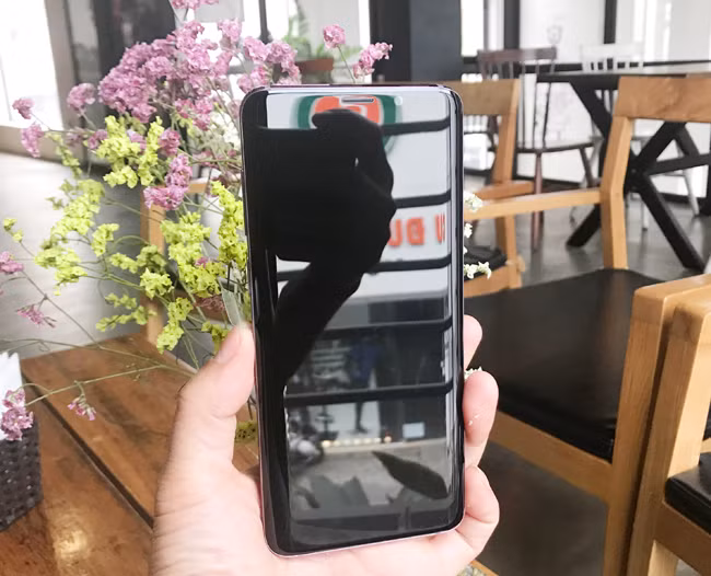 Máy trang bị màn hình công nghệ Super AMOLED kích thước 6,2 inch chiếm khoảng 84,2% tỉ lệ cơ thể. Màn hình có độ phân giải 1440 x 2960 pixels, tỉ lệ màn hình 18.5:9, mật độ điểm ảnh 529 ppi. Màn hình phủ kính cường lực Corning Gorilla Glass 5.