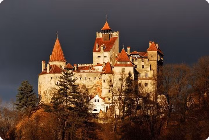 Lâu đài Dracula’s Bran Castle, Romania có giá 135 triệu USD. Đây là lâu đài mang phong cách Romania đẹp nhất và được biết đến với cái tên “Lâu đài của Dracula”. (Ảnh: News.zing) (Ảnh: News.zing) (Ảnh: Afamily.vn) (Ảnh: Afamily.vn) (Ảnh: Afamily.vn) (Ảnh: Afamily.vn)