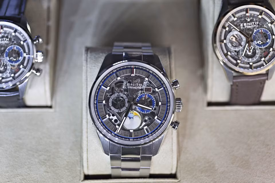 Những chiếc đồng hồ El Primero này trưng bày tại trụ sở bán với giá hơn 4.000 USD. Giống như đồng hồ Pilot, El Primeros là dòng sản phẩm chính của Zenith.