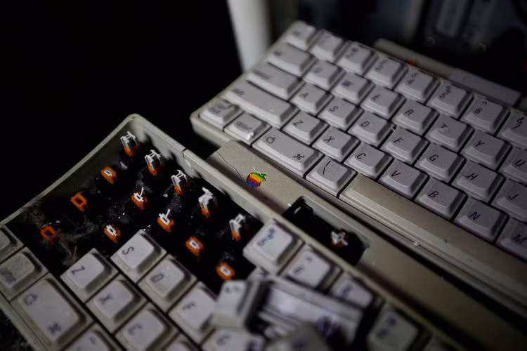 Đây là bàn phím của Macintosh với logo cũ nhiều màu của Apple.