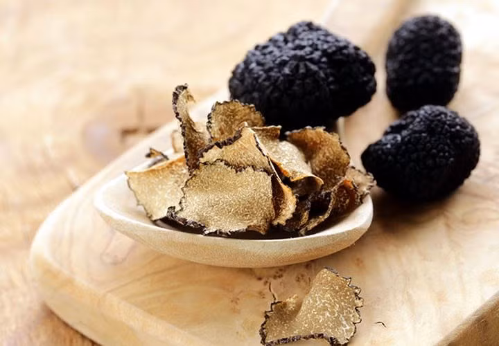 Nấm truffle đen được ví như "viên kim cương đen" trong nghệ thuật ẩm thực (Ảnh: Luxurylaunches)