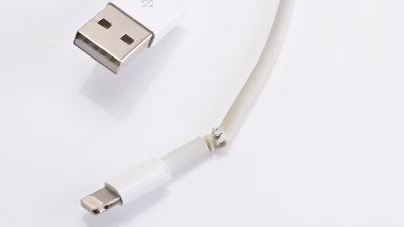 Dùng dây sạc cũ, hỏng - Những dây sạc pin bị gãy gập hoặc hở tồn tại nhiều nguy cơ gây chập điện, rò điện. Chưa kể đến việc nguồn sạc không ổn định cũng sẽ ảnh hưởng tới tuổi thọ pin.