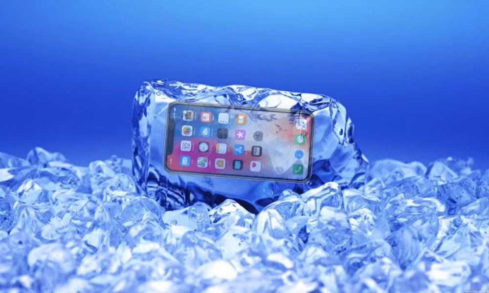 Sử dụng iPhone trong điều kiện khắc nghiệt - Không chỉ iPhone mà tất cả các thiết bị điện tử khác thường không thể hoạt động tốt trong điều kiện nhiệt độ khắc nghiệt. Môi trường quá nóng hoặc quá lạnh đều có thể gây hại cho pin và các linh kiện bên trong máy.