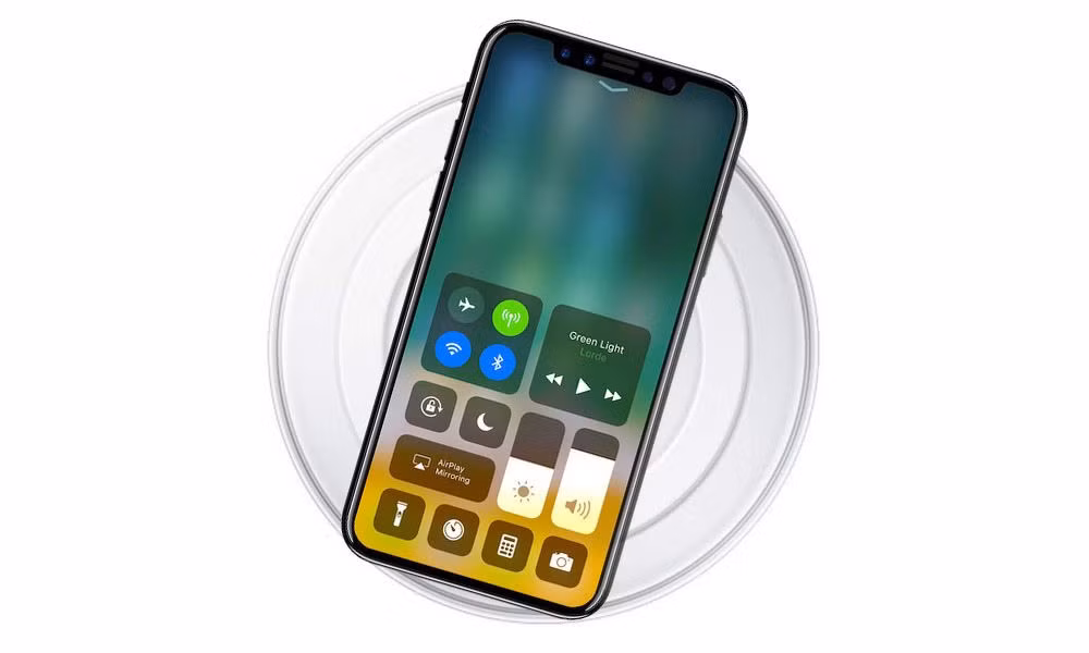 Thường xuyên dùng sạc không dây - Sạc không dây giúp việc sạc pin trở nên dễ dàng hơn. Tuy nhiên, theo ZDNet, pin iPhone sẽ không tự động ngắt sạc trong quá trình sạc không dây, điều này lâu dần sẽ ảnh hưởng tới thời lượng sử dụng pin.