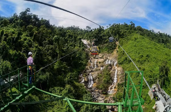 Sự phối hợp nhịp nhàng giữa kỹ thuật vận hành cáp treo và kỹ thuật viên điều khiển sợi cáp...