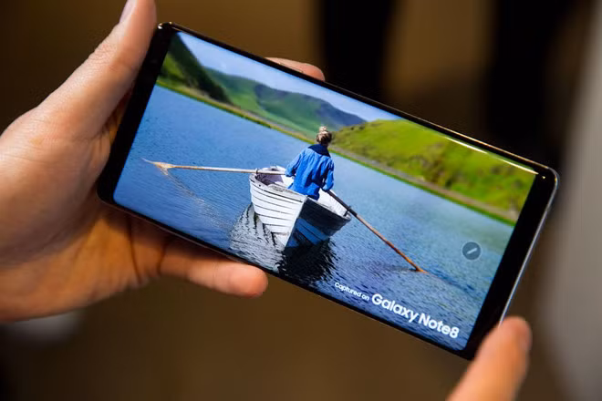 Vì sao màn hình Galaxy Note 8 được đánh giá toàn diện nhất hiện nay? - Hình 3 Vi sao man hinh Galaxy Note 8 duoc danh gia toan dien nhat hien nay?-Hinh-3