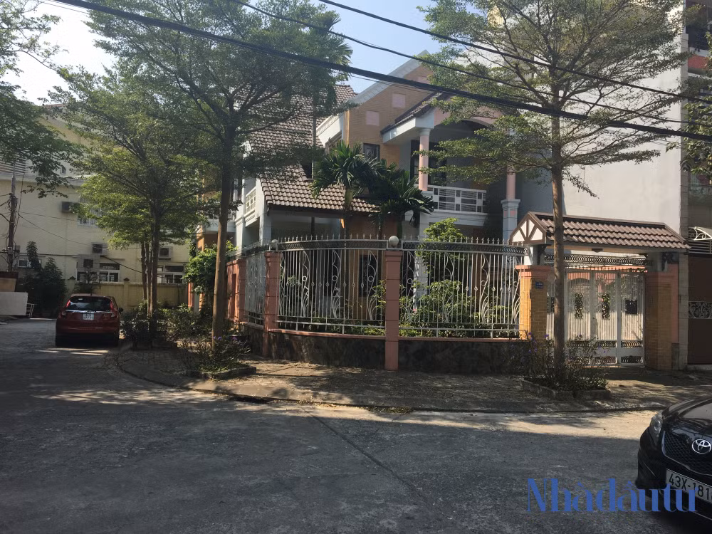 Nằm ở Lô góc, khiến căn biệt thự trở nên sang trọng và nổi bật.