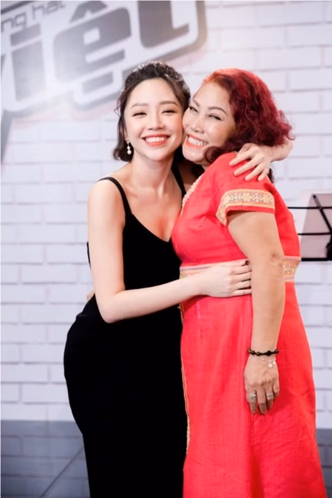Ngoài nhận lời mời đi hát, Siu Black còn tham gia với tư cách thí sinh trong chương trình truyền hình. Siu Black cho biết, bản thân không hề đắn đo, ngại ngần vì khi đó chị được sống với nghệ thuật và đam mê ca hát.