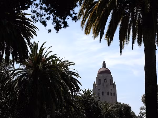 Gates và Jobs hiện đang cùng theo học tại Đại học Stanford. Eve Jobs trước đây từng dự định học tại Đại học California, Los Angeles, Mỹ, nhưng sau đó, cô đã được chuyển về Stanford.