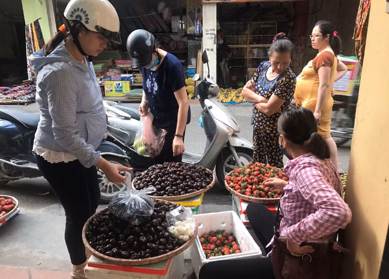 Nhiều người tiêu dùng mua mã thầy Trung Quốc với giá 40.000-50.000 đồng/kg.