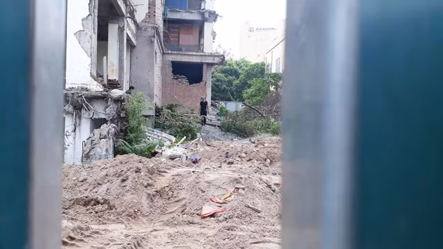 Sau một thời gian "bỏ hoang", ngừng thi công. Trong ngày 9.5, khu vực này xuất hiện một số người dọn dẹp, múc xúc hoạt động liên tục.