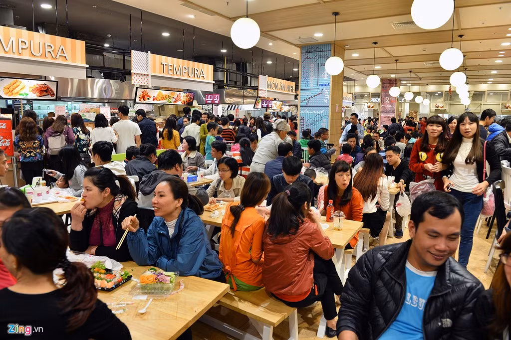 Chỗ ngồi xung quanh điểm bán sushi không còn ghế trống. Một số khách phải đứng ăn hoặc mang ra chỗ khác.