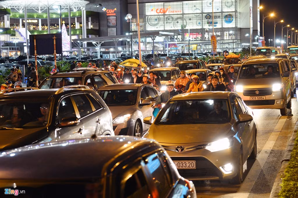 Lối vào và ra ùn ứ các phương tiện tại Trung tâm thương mại Aeon Mall Long Biên mới mở trên địa bàn quận Long Biên (Hà Nội) lúc 18h tối 1/11. Người dân cho biết, cảnh này diễn ra suốt hai ngày cuối tuần, kể từ khi khai trương.