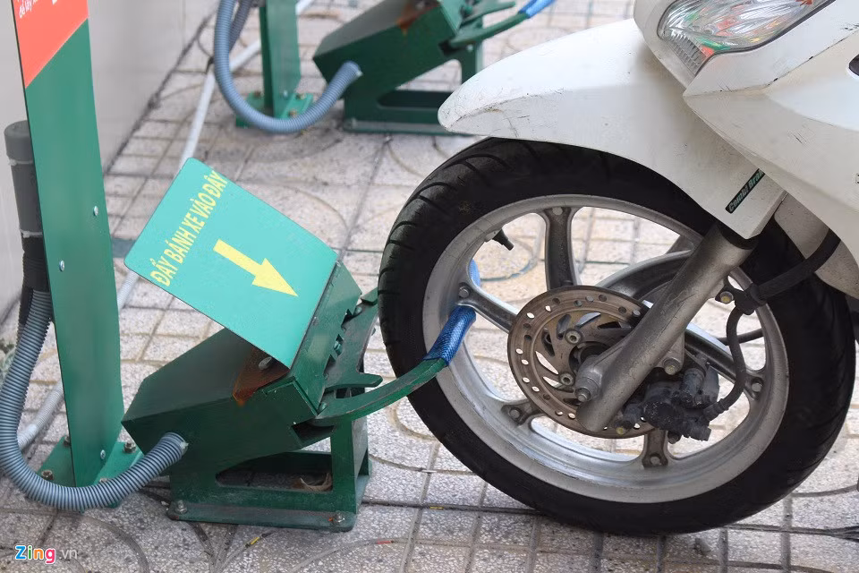 Quy trình này bắt đầu bằng việc khách tự cho bánh xe trước vào "ngàm" mở sẵn của robot. Sau khi bánh chạm mạnh vào bên trong, "ngàm" này sẽ tự động khép và khóa chặt lại.