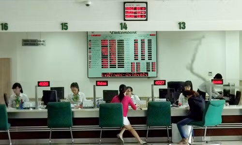 Vietcombank o at tuyen nhan su bao mat sau vu khach bong dung mat 30 trieu