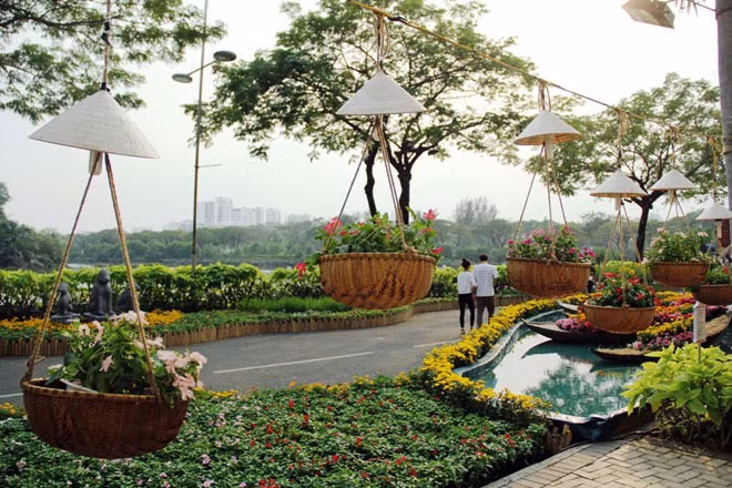 Hội hoa xuân gồm: Đường xuân, bến xuân, vườn xuân và góp xuân. Trong đó, Đường Xuân là điểm nhấn chính, thể hiện rõ nét chủ đề “Sông nước tình Xuân” với chuỗi tiểu cảnh liên hoàn, mô phỏng đặc điểm kinh tế của vùng sông nước qua những hình ảnh thân thuộc như: vạt lúa nước, hồ sen, hồ tôm, hồ cá, rừng tràm ngập mặn… Ngoài ra, điểm xuyến xuyên suốt Đường Xuân sẽ là các loài hoa thủy sinh, thảm thực vật nguyên thủy của vùng Nhà Bè - Rừng Sác với các loại cây: mắm, đước, tràm, dừa nước, mù u, trâm bầu…