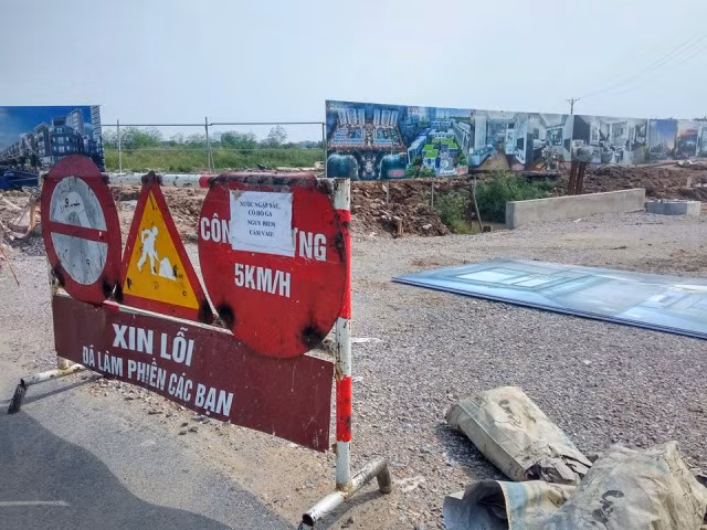 Ảnh: Ngổn ngang trên tuyến đường đổi bằng 180ha đất "vàng" ở Long Biên - Hình 10 Anh: Ngon ngang tren tuyen duong doi bang 180ha dat