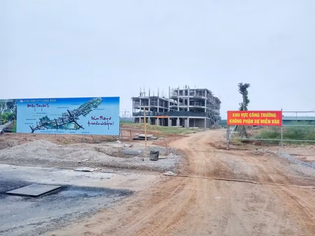 Ảnh: Ngổn ngang trên tuyến đường đổi bằng 180ha đất "vàng" ở Long Biên - Hình 12 Anh: Ngon ngang tren tuyen duong doi bang 180ha dat