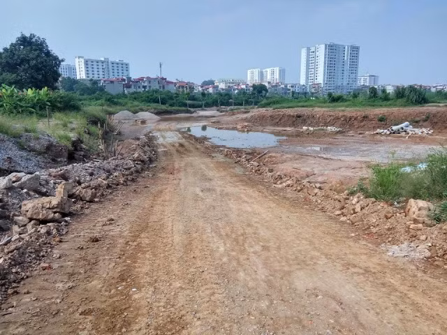 Ảnh: Ngổn ngang trên tuyến đường đổi bằng 180ha đất "vàng" ở Long Biên - Hình 3 Anh: Ngon ngang tren tuyen duong doi bang 180ha dat