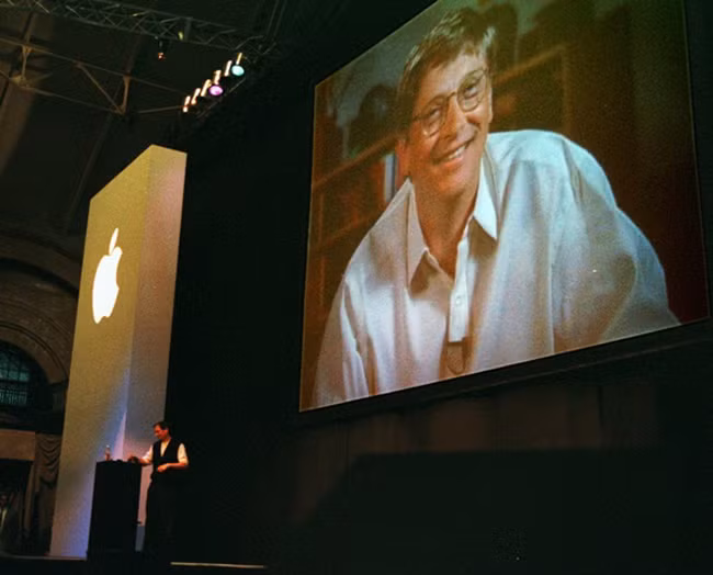 Đến năm 1997, Jobs trở thành CEO của Apple. Trong buổi phát biểu đầu tiên tại sự kiện Macworld, Jobs tuyên bố nhận khoản đầu tư từ Microsoft để giúp Apple tồn tại. Hình ảnh Bill Gates xuất hiện trên màn hình lớn, được phát thông qua vệ tinh đã khiến khán giả la ó.