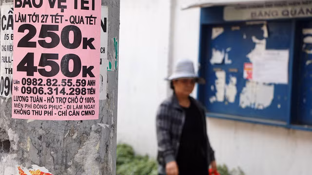 Tờ rơi tìm bảo vệ nhà trước và trong tết đang được dán tại nhiều tuyến đường ở TP.HCM. Ảnh: Tâm Đức.