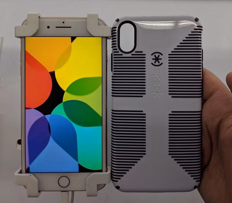 Anh op lung iPhone Xs Max va iPhone 9 tiet lo gi ve iPhone moi?-Hinh-2