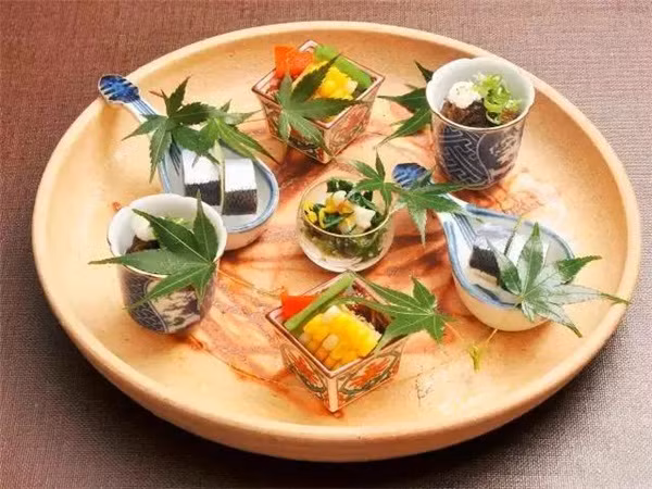 Dần dần, lá cây trở thành trào lưu trang trí thời thượng tại các Ryotei, thậm chí các nhà hàng khác cũng bắt đầu học theo.