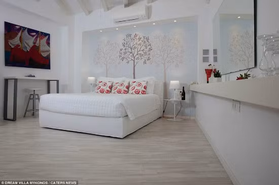 Biệt thự được thiết kế với tông màu trắng chủ đạo, đem lại không gian sáng sủa, thoáng mát nhưng cũng không kém phần hiện đại.