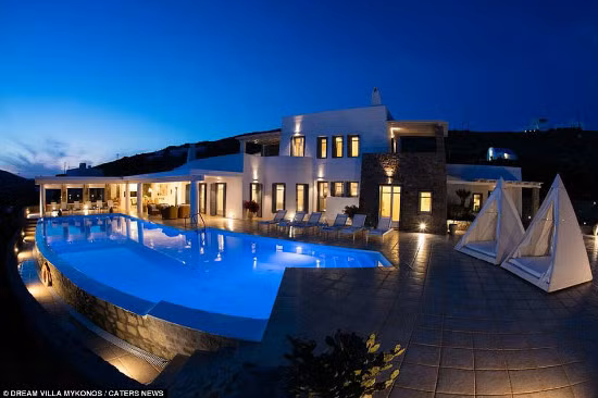 Căn biệt thự tuyệt đẹp có tầm nhìn hướng ra biển trên đảo Mykonos, Hy Lạp.